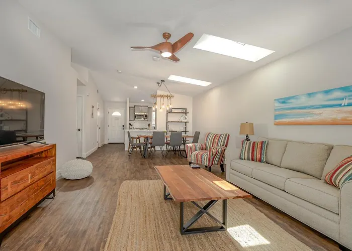 Dog Friendly Home Wprivate Fenced Yard, Garage & Fire Pit Steps To The Beach!