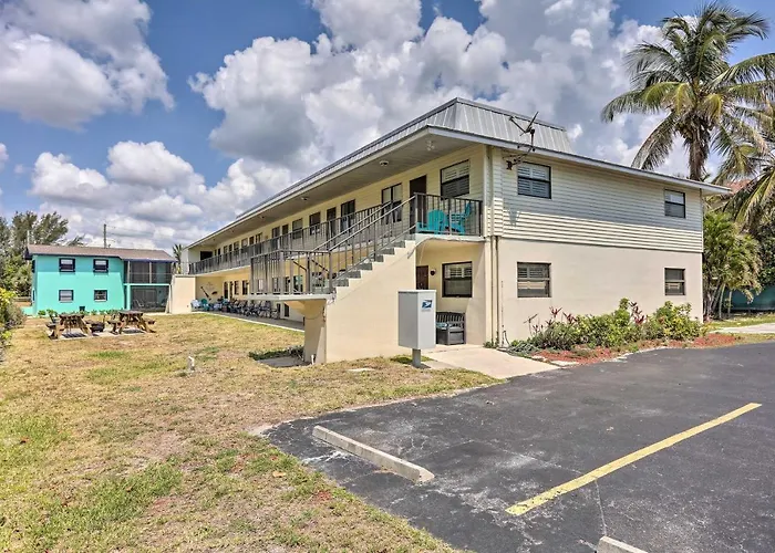 Idyllic Fort Pierce Retreat - Walk To Beach!