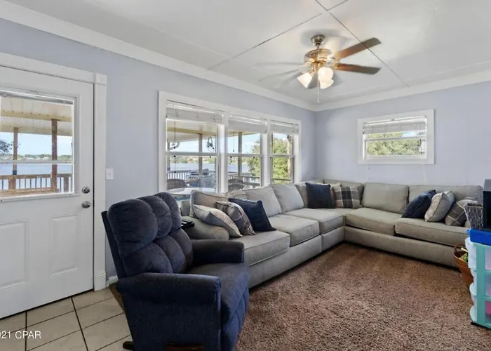 The Fifth Promise - A Cozy Lakehouse Retreat