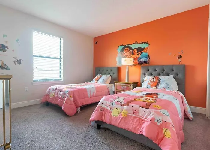 Spacious 6Bdrm Villa Near All The Attractions!!