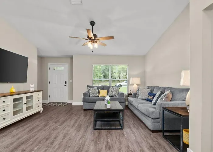 Pet-Friendly, Heated Pool, Close To Everything 3 Bedroom Home