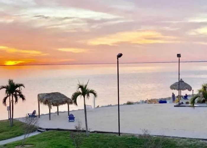 Condo Less Than 5 Min From Airport With Sunset Views