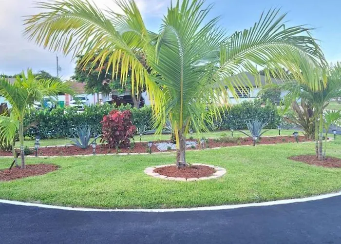 Palm Springs 3-Bedroom 2-Bath 5 Miles To The Beach
