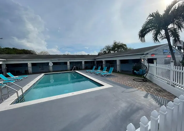Hollywood Gardens Inn & Suites