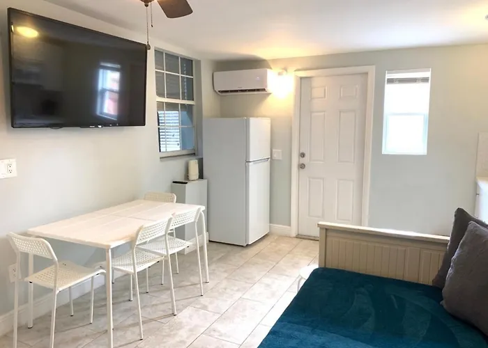Private Hollywood Apt Near Beach Airport & Casino