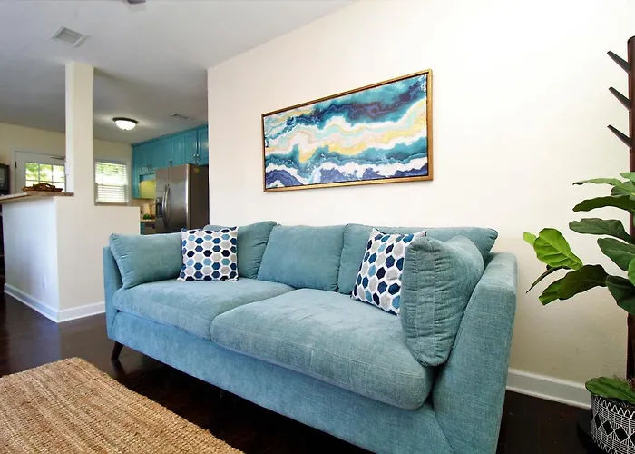 Beachy Bungalow For Family Fun! Walk To Beach!
