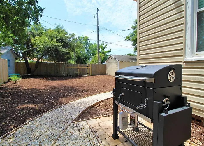 Beachy Bungalow For Family Fun! Walk To Beach!