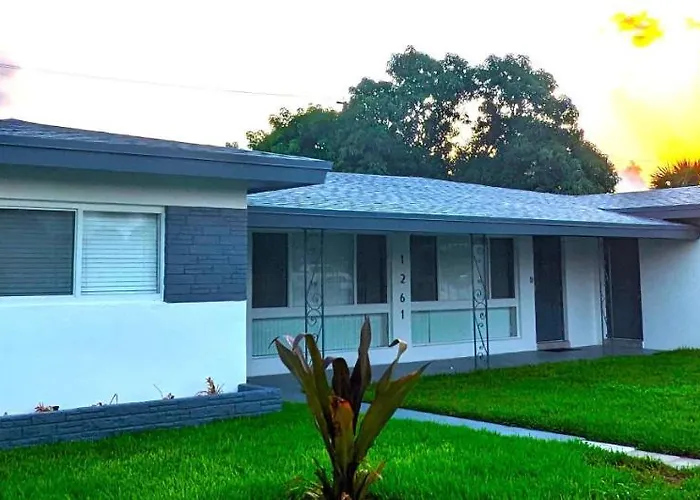 Modern Oasis! Walk To Beach, King Bed, Backyard & Workspace