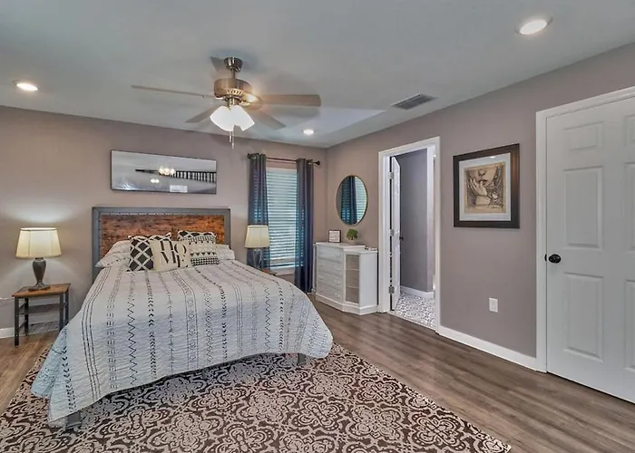 Cozy Haven Attached To Million Home - South Tampa