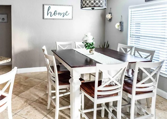 Modern 3Br Home, Saltwater Pool, Fenced Yard