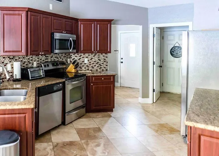 Modern 3Br Home, Saltwater Pool, Fenced Yard