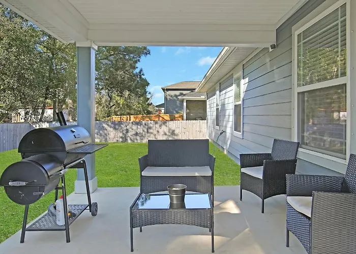 Nice 4-Bedroom Home 15 Mins From The Beach