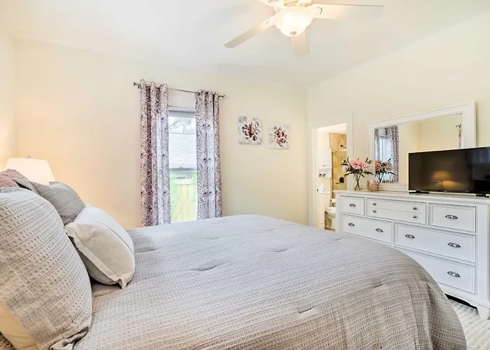 Historic Tarpon Springs Abode ~ 3 Mi To Beach