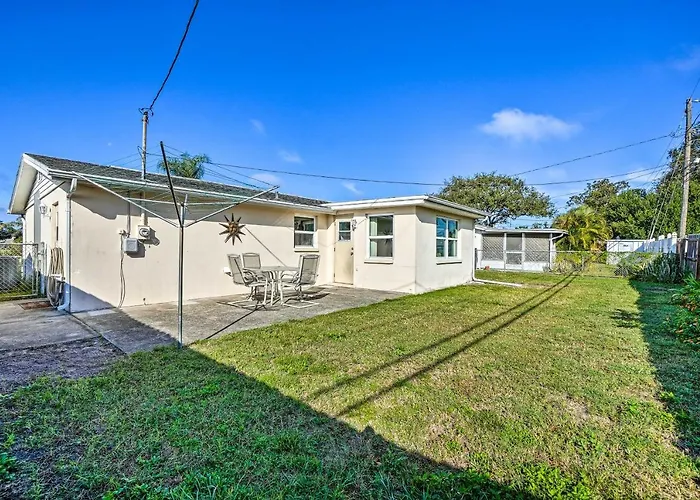 Cozy Holiday Home W/ Yard ~ 5 Mi To Beach!