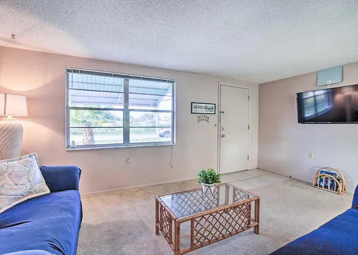 Cozy Holiday Home W/ Yard ~ 5 Mi To Beach!
