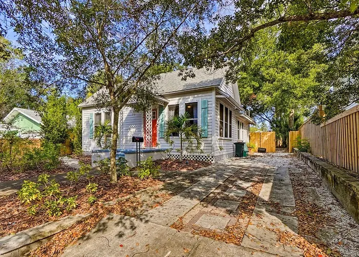 Historic Tarpon Springs Abode ~ 3 Mi To Beach
