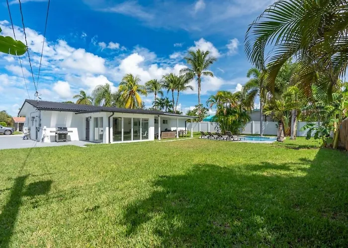 Delilas Chic 3 Bedroom 2 Bath Abode With Heated Pool