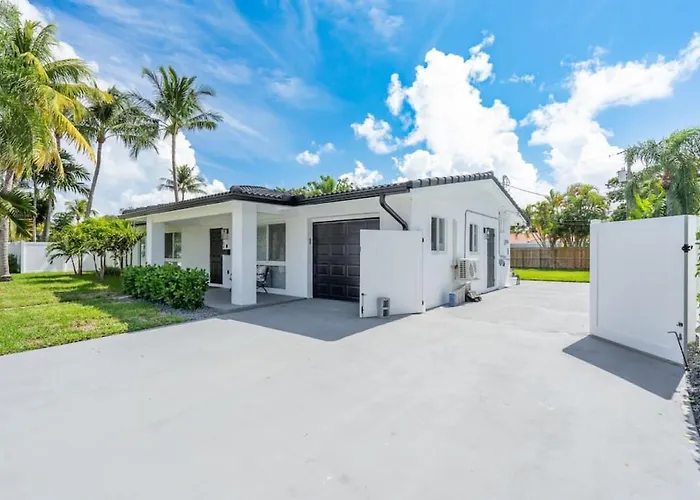 Delilas Chic 3 Bedroom 2 Bath Abode With Heated Pool