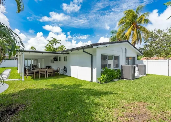 Delilas Chic 3 Bedroom 2 Bath Abode With Heated Pool