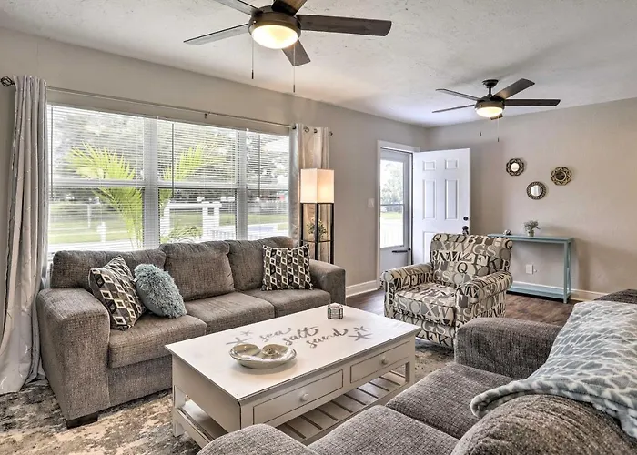 Family-Friendly Gulfport Retreat Near The Beach