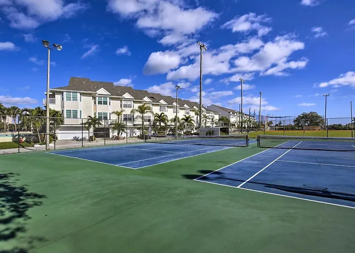 Walk To Beach & Dining: Sunny St Pete Condo!