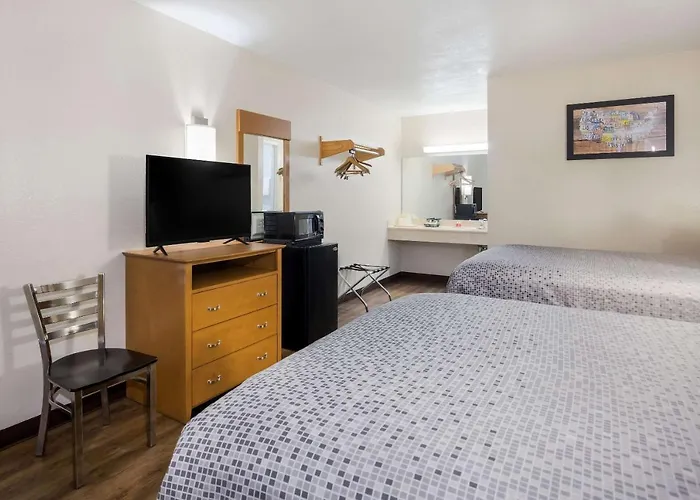 Econo Lodge Live Oak