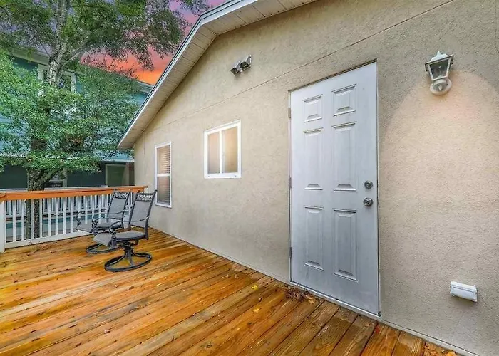 Spacious Renovated 4Br Downtown Home W Firepit Sleeps 8+