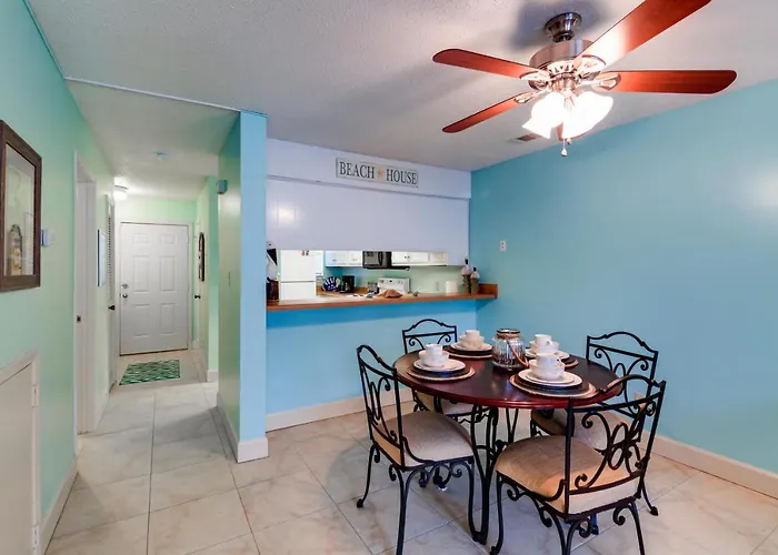 Destin Townhome W/ Balcony - Walk To The Beach!