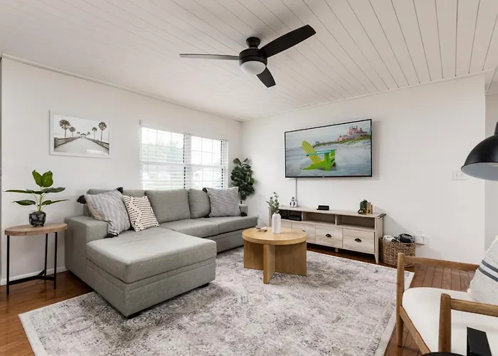 Palm House~Heated Pool~8 Min To Beach