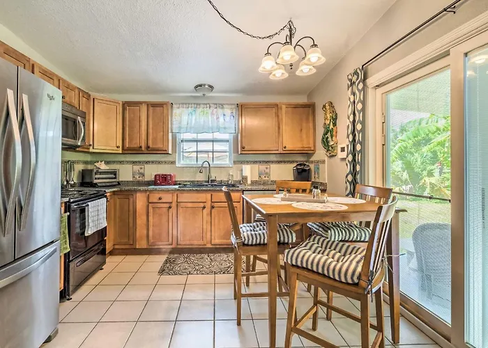 2 Mi To Beach: Canal-Front Home In Hudson!
