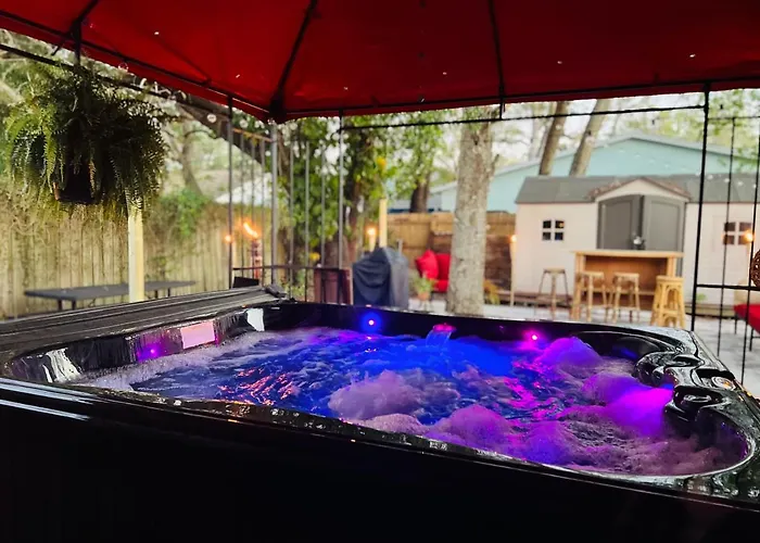Tropical Casita In Tampa Near Airport And Raymond James Stadium