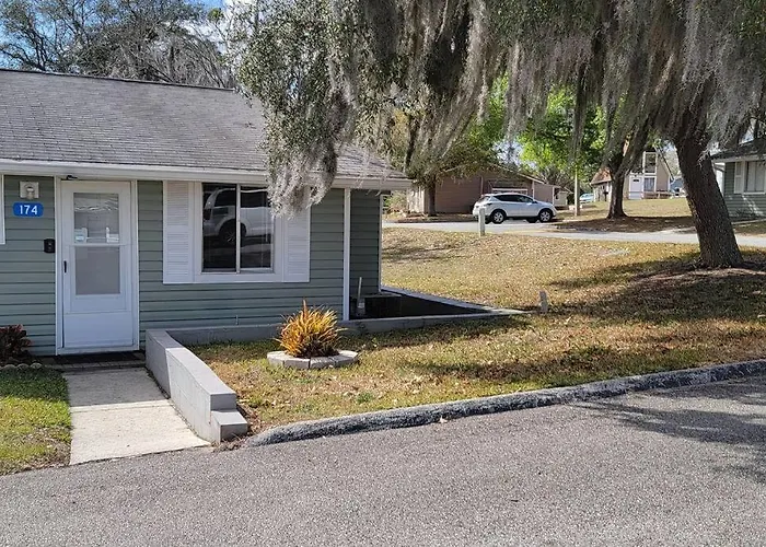 Beautiful Cottage Near Lake Louisa & Mins From Disney, Vehicle Rental Available
