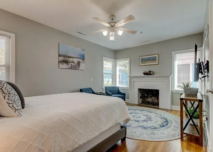 Light & Bright! Quaint Downtown Dunedin Bungalow!