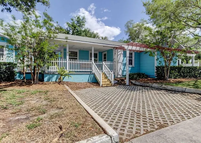 Rare- Downtown 2 Bedroom! Family Friendly!