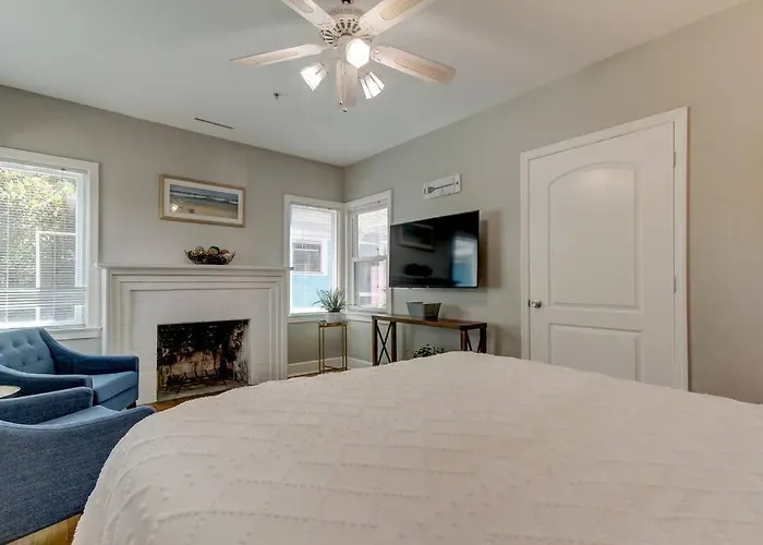 Light & Bright! Quaint Downtown Dunedin Bungalow!