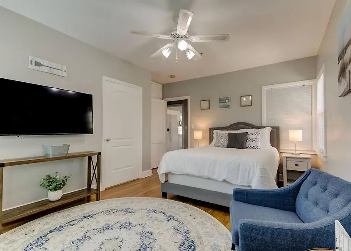 Light & Bright! Quaint Downtown Dunedin Bungalow!