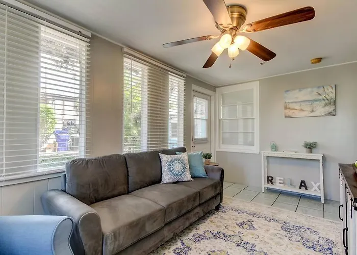 Light & Bright! Quaint Downtown Dunedin Bungalow!
