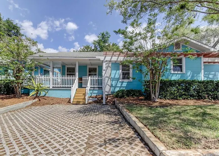 Rare- Downtown 2 Bedroom! Family Friendly!