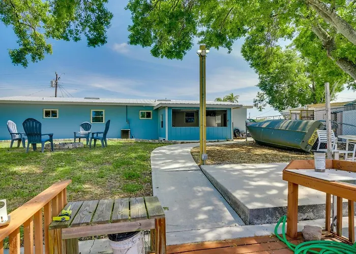 Waterfront Okeechobee Getaway W/ Backyard Dock!