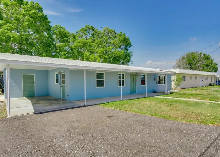 Waterfront Okeechobee Getaway W/ Backyard Dock!