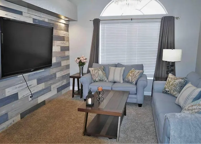 Peachland Getaway With Pool And Tiki Bar