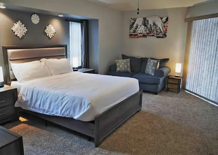 Peachland Getaway With Pool And Tiki Bar
