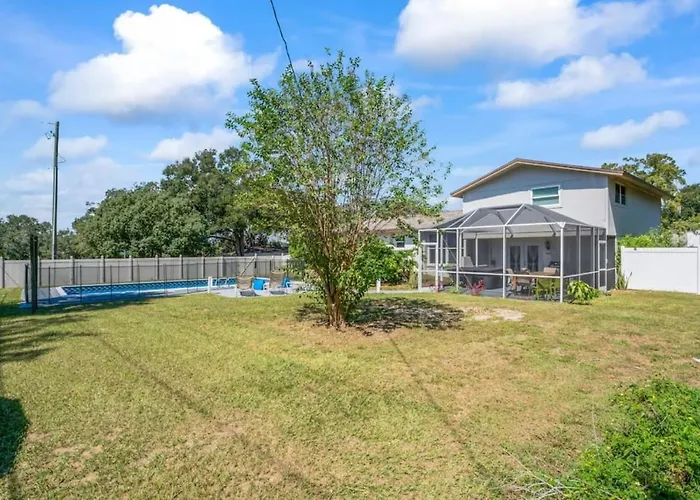 Oversized 4Bed + Converted Bedroom, Heated Pool + Hot Tub