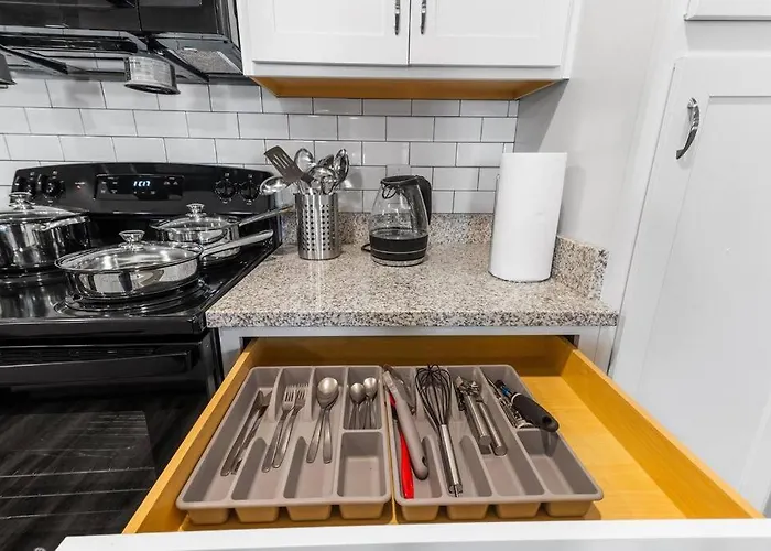 Elegant 3Br/2Ba Condo Near Beaches & Attractions