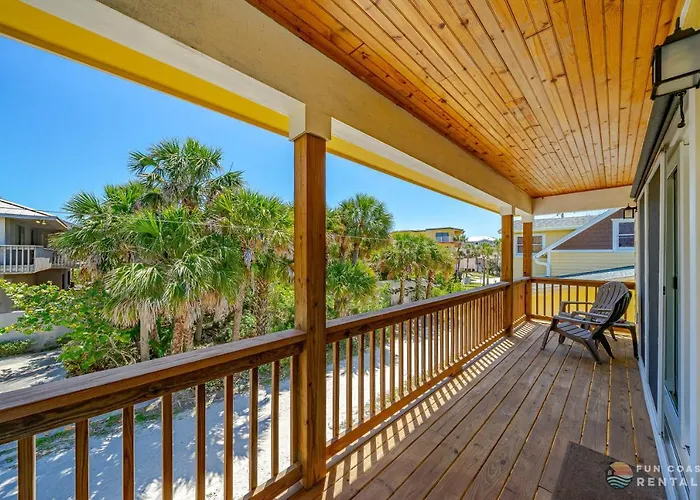 Dog Friendly Loft Steps From Beach With Gas Barbecue Grill And Upstairs Deck!