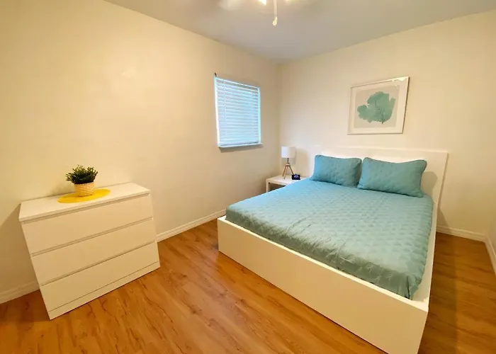 *New*Sunshine Gorgeous- 3Bd/2Ba -Private Backyard!