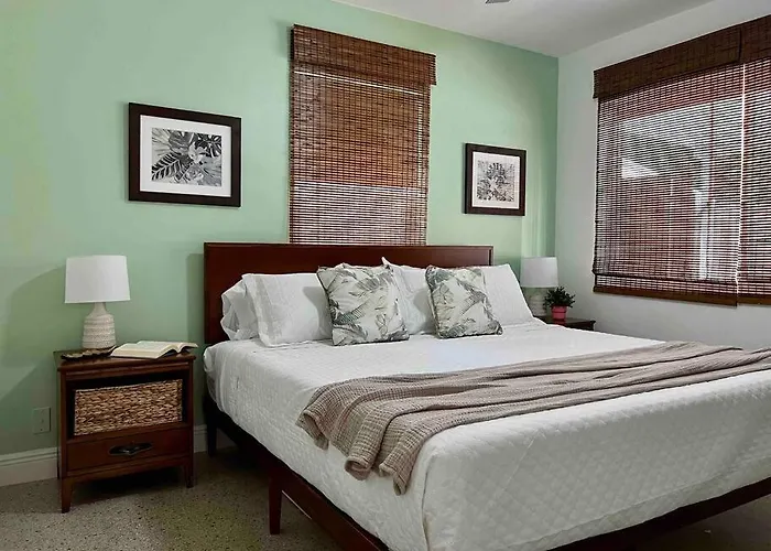 New! Tropical Hideaway Near Beach! Tons Of Parking