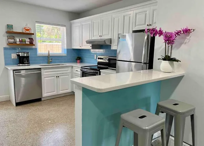 New! Tropical Hideaway Near Beach! Tons Of Parking