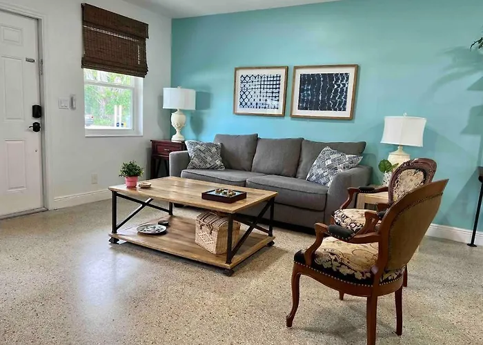 Tropical Hideaway Near Beach! Tons Of Parking