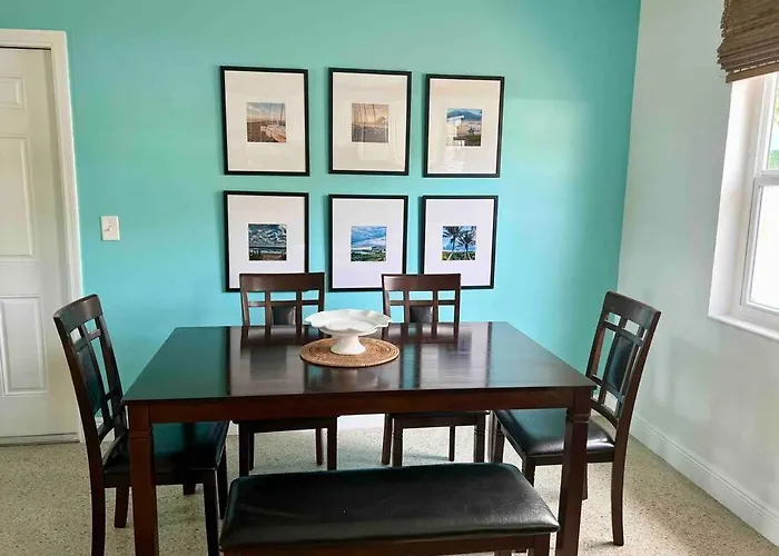 New! Tropical Hideaway Near Beach! Tons Of Parking